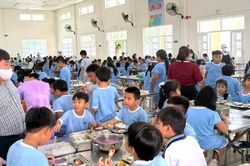 Kiểm tra đột xuất bữa ăn bán trú tại Trường Tiểu học Chu Văn An (xã Long Hải)