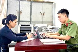 'Nữ quái' trốn truy nã ở nước ngoài về nước đầu thú
