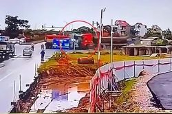 Hai xe đầu kéo đâm trực diện trên cao tốc, đầu xe biến dạng