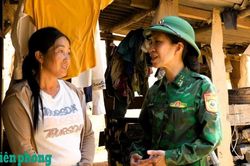Nữ quân nhân tận tâm với đồng bào vùng biên