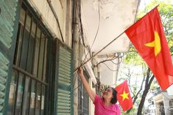 Phố phường Hà Nội rực sắc đỏ chào mừng 72 năm Ngày Giải phóng Thủ đô