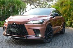 Xe bán chạy nhất của Lexus được làm mới