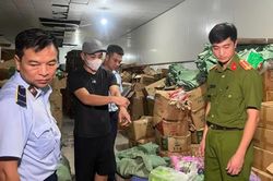 Hà Nội: Khởi tố chủ cơ sở sản xuất bánh, kẹo giả, 'đội lốt' hàng ngoại