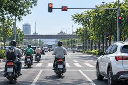 Dừng xe giữa đường để tránh nắng khi chờ đèn đỏ, có bị phạt?