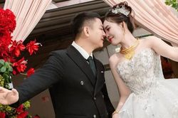 200 fan dự đám cưới ca sĩ Hoài Lâm, cô dâu Ngọc Trinh đeo vàng kín cổ