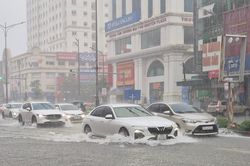 Không khí lạnh tràn vào Quảng Ngãi, TPHCM và Nam Bộ mưa lớn kèm sấm sét dồn dập