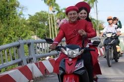 Ca sĩ nổi tiếng Hoài Lâm rước dâu bằng xe máy, Đàm Vĩnh Hưng song ca cùng chú rể