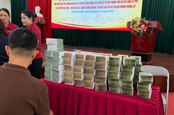 Người dân Hà Nội nhận bao tải tiền bồi thường dự án Quốc lộ 1A