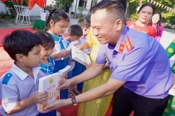 VKSND khu vực 3 tuyên truyền quyền trẻ em, trao học bổng cho học sinh khó khăn