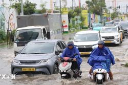 Mưa lớn, nhiều tuyến đường trung tâm Thành phố Hồ Chí Minh ngập sâu