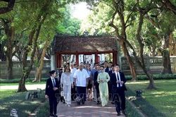 Tổng thống Panama cùng Phu nhân tham quan Văn Miếu - Quốc Tử Giám