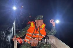 Thức trắng giữa biển nước Đồng Tháp để chặn dòng hàng lậu