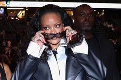 Rihanna đáp trả EJ Johnson sau màn 'đá xéo' tại Paris Fashion Week