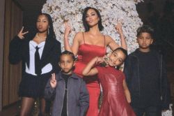 Người mẫu Kim Kardashian gây sốc khi tiết lộ số lượng bảo mẫu chăm sóc 4 con