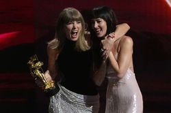 Taylor Swift bí mật mừng sinh nhật Dakota Johnson