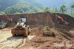 “Tăng ca, tăng kíp” thi công trong mùa lũ
