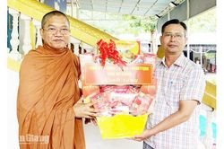 Thăm các chùa Phật giáo Nam tông Khmer tại Tri Tôn nhân dịp Sene Dolta
