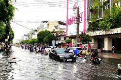 Long Xuyên ngập sâu sau mưa lớn kết hợp triều cường