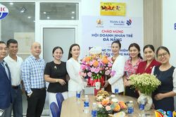 Hội Doanh nhân trẻ Đà Nẵng thăm, chúc mừng hội viên nữ khu vực phía Nam