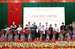 Khối thi đua các cơ quan tham mưu, giúp việc Tỉnh ủy tổ chức chương trình tặng quà tại xã Thống Nhất
