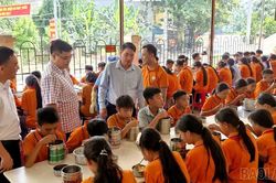 Trịnh Tường siết chặt kiểm soát an toàn thực phẩm tại trường học