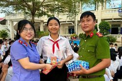 Đại úy công an hết lòng vì công việc