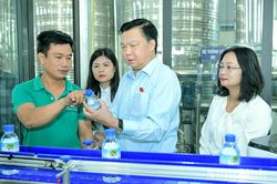 Đoàn ĐBQH tỉnh khảo sát việc thực hiện chính sách, pháp luật về an toàn thực phẩm tại Công ty TNHH Xây dựng Thống Nhất