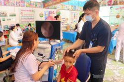 Khám sàng lọc tim bẩm sinh và tai mũi họng cho học sinh xã Ngọc Đường