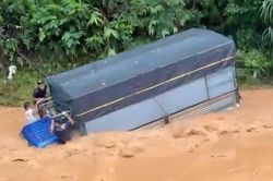 Lâm Đồng: Xe tải bị lũ cuốn khi qua đập tràn, 3 người thoát nạn
