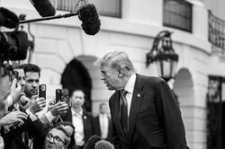 Trước bầu cử, tỷ lệ ủng hộ ông Trump xuống mức thấp kỷ lục