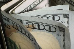 Lợi suất trái phiếu Mỹ cao, euro xuống đáy 17 tháng tiếp sức cho USD