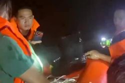 Cảnh sát giải cứu kịp thời 12 người mắc kẹt do nước lũ tràn về đêm khuya