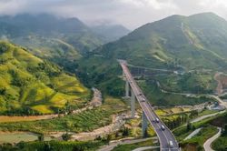 Tháo gỡ 'điểm nghẽn', bứt tốc tiến độ cao tốc Vinh - Thanh Thuỷ