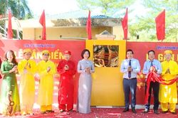 Phường Tây Tựu gắn biển "Dân vận khéo" - Điểm đưa, đón học sinh văn minh