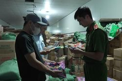 Bắt quả tang cơ sở làm giả gần 20 tấn bánh kẹo