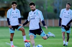 Messi trở lại tập luyện trước trận đấu cuối cùng cho Argentina