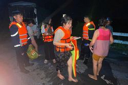 Kịp thời cứu 12 người mắc kẹt trong dòng nước xiết tại công trình Suối Cái