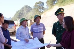 Phó Chủ tịch Thường trực UBND tỉnh Lương Tuấn Hùng kiểm tra, khảo sát các dự án và quy hoạch cửa khẩu tại xã Trà Lĩnh