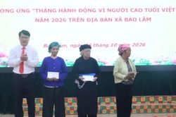 Xã Bảo Lâm tặng quà 3 người cao tuổi hoàn cảnh khó khăn
