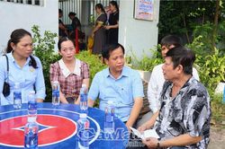 Lãnh đạo xã Năm Căn thăm hỏi gia đình nạn nhân vụ án tại Ấp 3