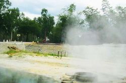 Giữa rừng Trường Sơn có mỏ nước nóng gần 80°C, mất 10 phút để chín trứng gà, chuyện gì đang xảy ra?