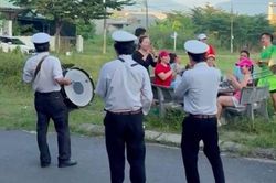 Đang tổ chức sinh nhật, đội kèn đám tang ngang qua, thổi 'Happy Birthday'chúc mừng, người trong cuộc nói gì?