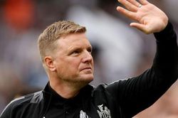 Manchester United đưa Eddie Howe vào tầm ngắm, Michael Carrick đứng trước nguy cơ mất ghế