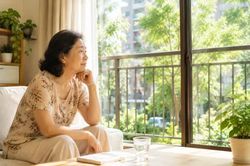 Về già có nhà có tiền vẫn chưa đủ, 5 điều dễ khiến bạn rơi vào thế bị động