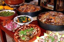 Cô gái ăn buffet 2 tiếng liền, dạ dày phình gấp 5 lần, phải mổ 'tháo' thức ăn