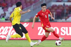 HLV Kim Sang-sik đánh đổi giải FIFA lấy bài học khắc nghiệt