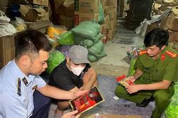 Gần 20 tấn bánh kẹo được 'thay áo' thành hàng Hàn, Nhật, Thái