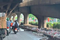Gầm cầu đường Vành đai 3 ngập rác thải