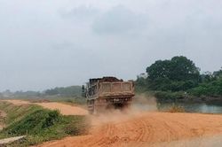 Phường Sơn Tây: Xe chở đất phục vụ dự án gây ô nhiễm môi trường