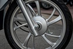 Trải nghiệm xe ga giá 24 triệu đồng động cơ 50cc thiết kế trẻ trung, cốp rộng, siêu tiết kiệm xăng
